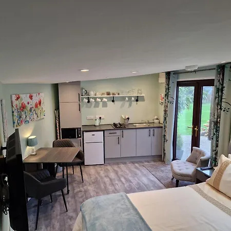 The Cedars Villa Redruth Room photo