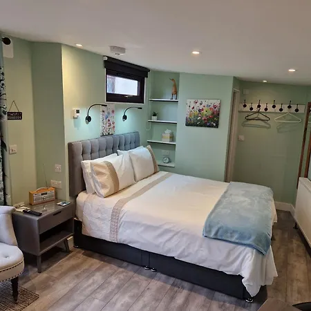 The Cedars Villa Redruth Room photo